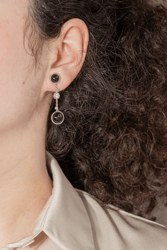 Boucles d'oreilles Susie Otero - Boucles d’oreilles pendantes en or blanc, diamants et onyx 58 Facettes 578248CD