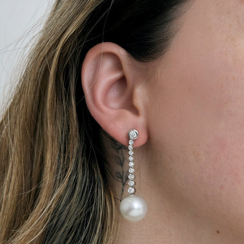 Boucles d'oreilles Boucles d'oreilles dormeuses en or blanc 18k, diamants et perle de culture 58 Facettes BO/240060