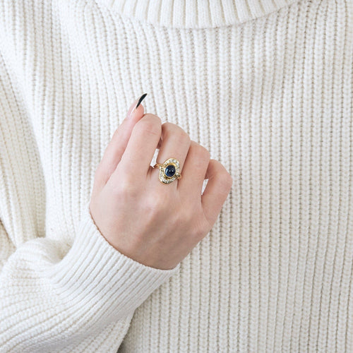 Bague 52 Bague sertie d’un saphir cabochon en or jaune et diamants 58 Facettes BO/240028/