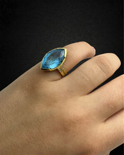 Bague 53 Bague - Topaze bleue taille marquise et diamants en or jaune 18 carats 58 Facettes