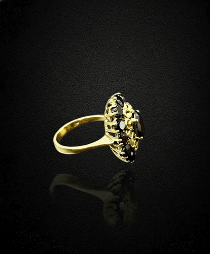 Bague 57 Bague Margherita - Grenat pyrope ovale et 12 grenats en or jaune 18 carats 58 Facettes