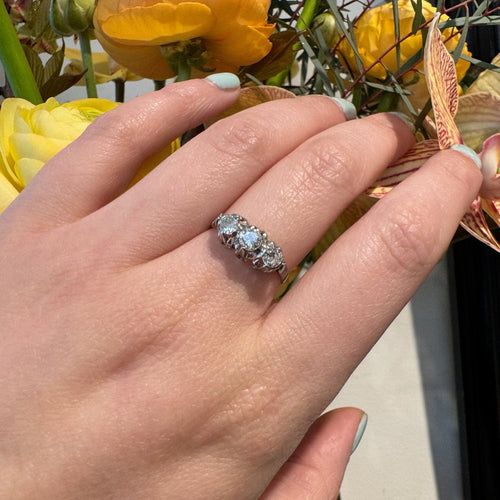 Bague 56.5 Bague rangée de diamants taille ancienne en platine 58 Facettes E21A02E8004B462299BEFEECB2F874FF