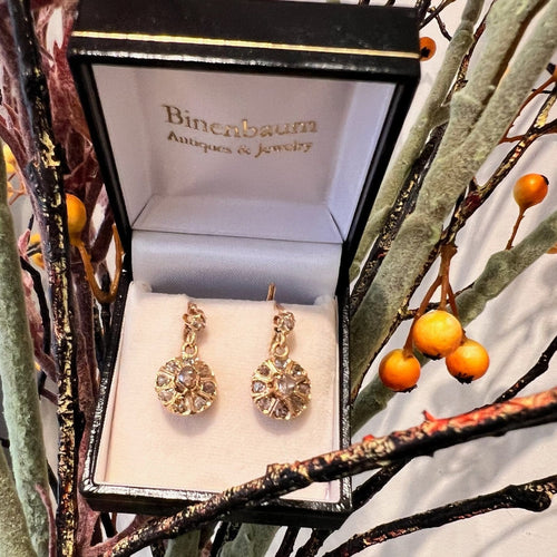 Boucles d'oreilles Boucles d'oreilles dormeuses en or 18 carats et diamants taille rose 58 Facettes 2E6DBF8EECAC4B5D8FFCB15528EF8977