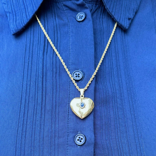 Pendentif Pendentif cœur en or jaune 14k avec saphir cabochon 58 Facettes 237D87633CB44D3CA04D07038344063A