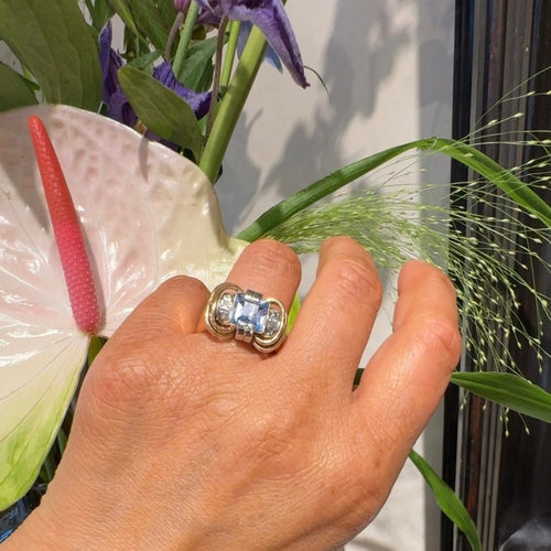Bague 63.5 Bague tank rétro en or jaune et blanc 18k avec spinelle et diamants 58 Facettes 04003C336EBB435BAE355B928818F7AC