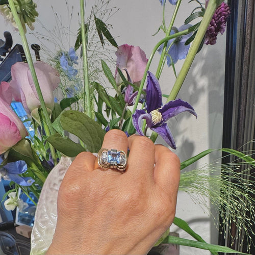 Bague 63.5 Bague tank rétro en or jaune et blanc 18k avec spinelle et diamants 58 Facettes 04003C336EBB435BAE355B928818F7AC