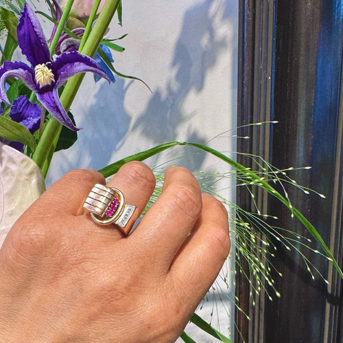 Bague 54.5 Bague tank rétro en or 14k avec rubis et diamants 58 Facettes AE57BAE41CA344DDBF1C217207860792