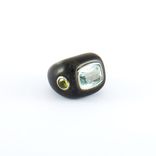 Bague 53.5 Bague signée Elena Cantacuzène Ebène aigue-marine Péridots 58 Facettes KZ13
