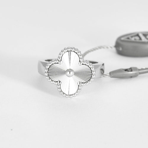 Bague 50 VAN CLEEF & ARPELS - Alhambra - Bague or blanc guilloché 58 Facettes DV0830-4-50-2
