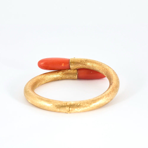 Bracelet Bracelet  jonc ouvrant en or texturé et corail 58 Facettes DV0834-1