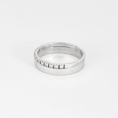 Bague demi-alliance en or blanc et diamants