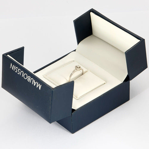 Bague 54 MAUBOUSSIN - Bague Solitaire Vie, Liberté & Amour en or blanc et diamants 58 Facettes DV9358-1