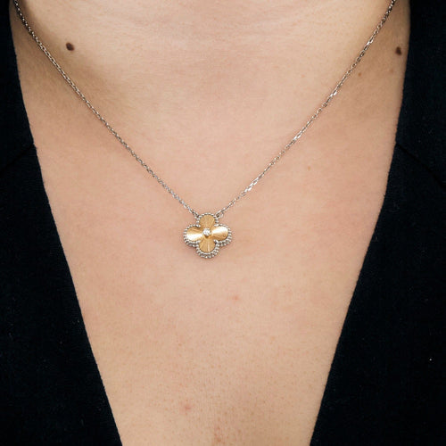 Collier VAN CLEEF & ARPELS - Vintage Alhambra - Holiday Pendant 2024 - Collier en or blanc et or rose guilloché 58 Facettes DV0830-18