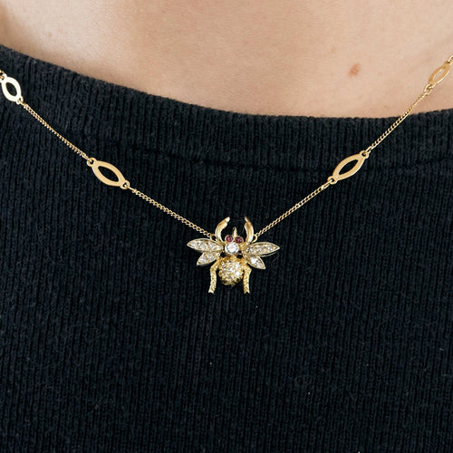 Collier Collier or jaune à motif d'abeille, diamants et rubis 58 Facettes DV10645-17