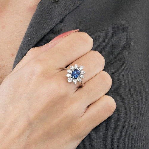 Bague Marguerite en platine (950 Millièmes) et or gris 18K (750 Millièmes) centrée d’un saphir ovale et entouré de diamants