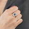 Bague Marguerite en platine (950 Millièmes) et or gris 18K (750 Millièmes) centrée d’un saphir ovale et entouré de diamants