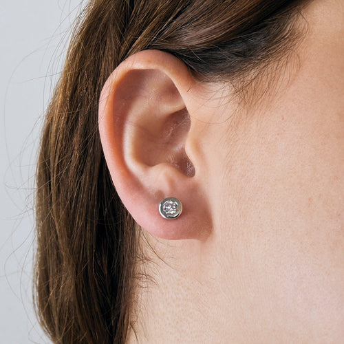 Boutons d'oreilles en or gris et diamants 58 Facettes DV11069-4