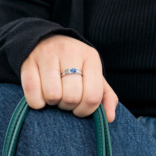Bague en or gris saphir et diamants