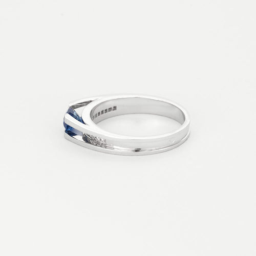 Bague en or gris saphir et diamants