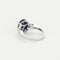 Bague 53 Bague solitaire en or gris avec saphir épaulé de diamants 58 Facettes DV0120-16-53-2