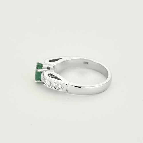 Bague 53 Bague en or gris, émeraude et diamants 58 Facettes DV16304-1