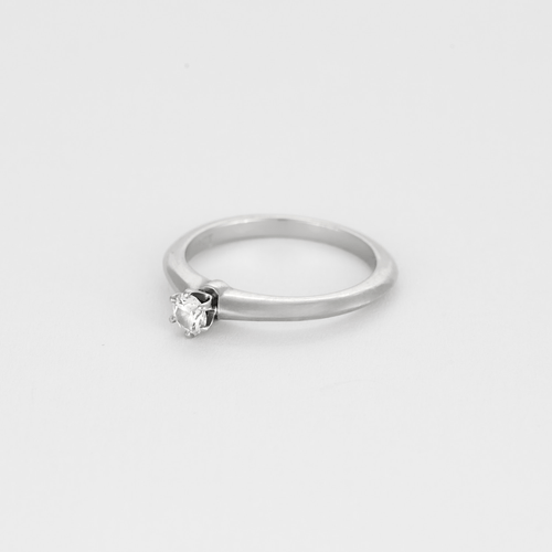 Bague 52 Tiffany & Co. Bague Solitaire en platine et diamant 58 Facettes DV17242-1