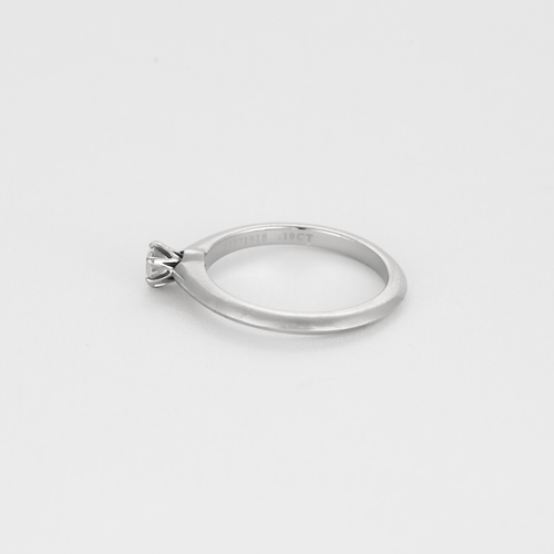Bague 52 Tiffany & Co. Bague Solitaire en platine et diamant 58 Facettes DV17242-1
