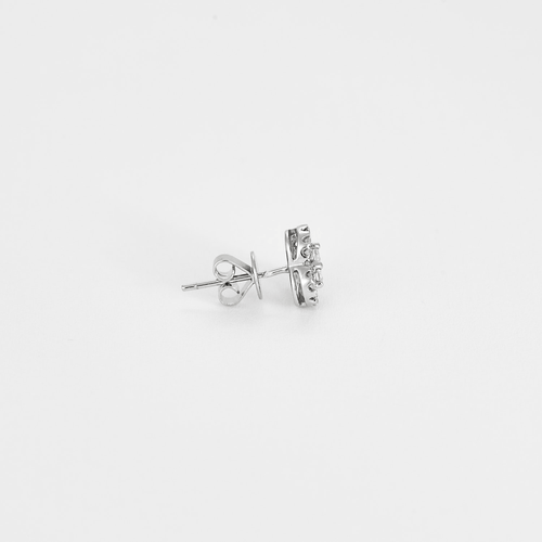 Paire de boucles d'oreilles puces en or blanc et diamants à motif de coeur