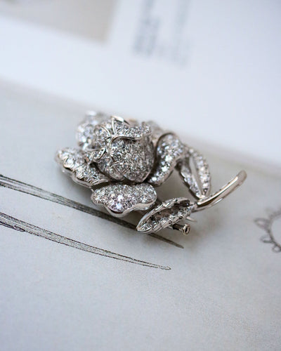 Broche Broche rose pavée de diamants en or blanc et platine 58 Facettes A11364