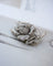 Broche Broche rose pavée de diamants en or blanc et platine 58 Facettes A11364