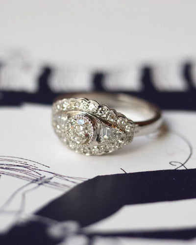Bague 53 Bague Art Déco - Bague losange en or blanc 750 et diamants 58 Facettes A11371