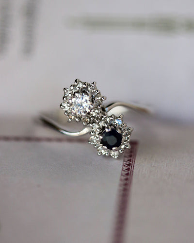 Bague 59 Bague Toi et Moi marguerite en or blanc et diamants, saphir bleu 58 Facettes A11451
