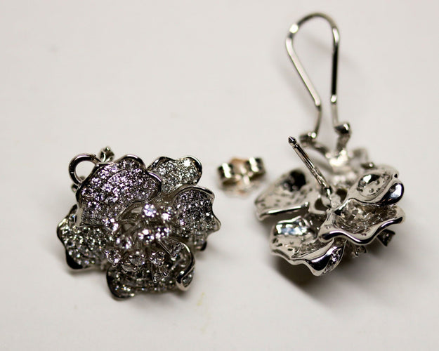 Boucles d'oreilles Boucles d’oreilles fleurs pavées en or blanc et diamants 58 Facettes A11460