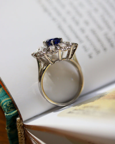 Bague 54 Bague Pompadour en or blanc et platine, saphir ovale et diamants 58 Facettes A11803