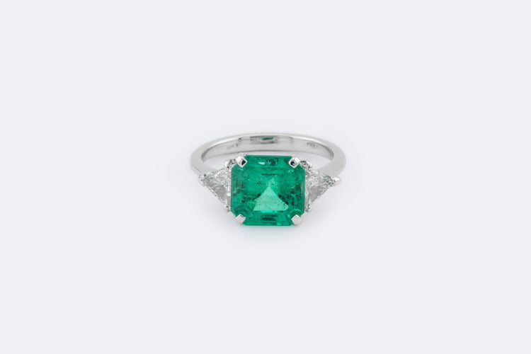 Bague Bague en or blanc 18 ct avec diamants triangulaires et émeraude 58 Facettes anl747