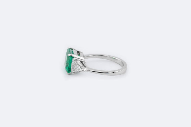Bague Bague en or blanc 18 ct avec diamants triangulaires et émeraude 58 Facettes anl747