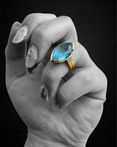 Bague 53 Bague - Topaze bleue taille marquise et diamants en or jaune 18 carats 58 Facettes