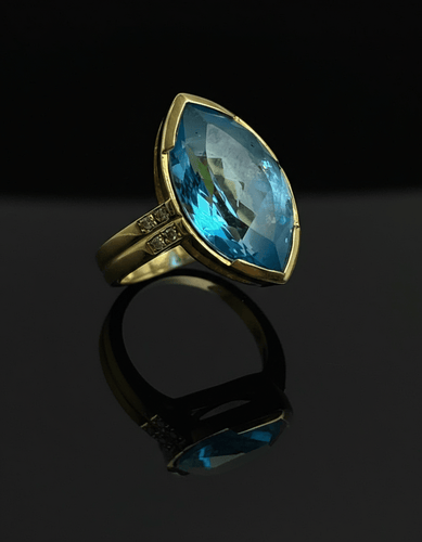 Bague 53 Bague - Topaze bleue taille marquise et diamants en or jaune 18 carats 58 Facettes