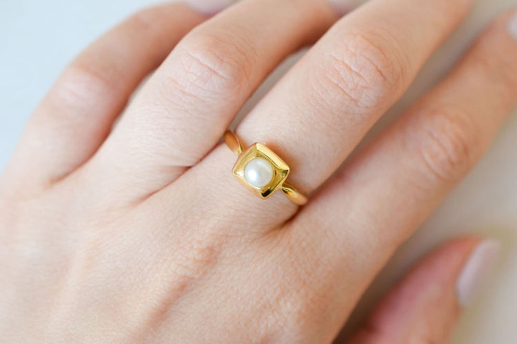 Bague 57 Bague carrée en or jaune 18 carats et perle de culture 58 Facettes Ref3243
