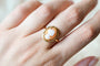 Bague 59 Bague camée striée en or jaune 18 carats et camée coquillage 58 Facettes Ref3116