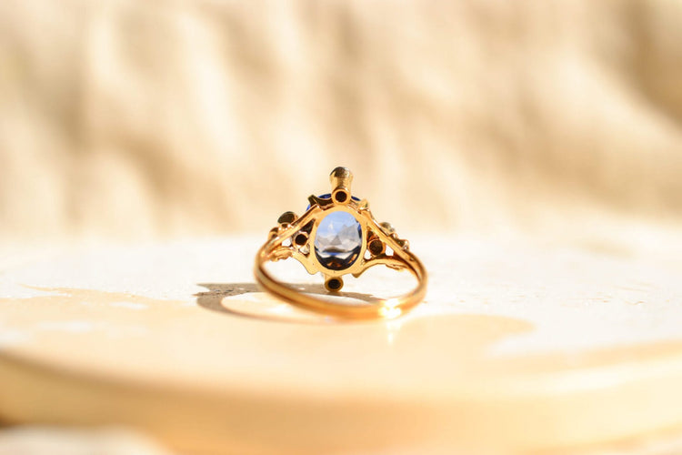Bague 50 Bague saphir synthétique Verneuil en or jaune 18 carats et diamants 58 Facettes Ref3400