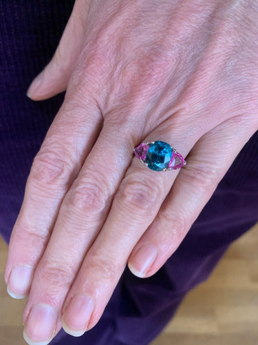 Bague 53 Bague trilogie en or gris 18k avec pierre bleue et saphirs roses 58 Facettes B385