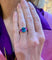 Bague 53 Bague trilogie en or gris 18k avec pierre bleue et saphirs roses 58 Facettes B385