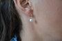 Boucles d'oreilles Pendants d'oreilles à perles d’eau douce ovales en or jaune 18 carats 58 Facettes 3686