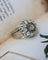 Bague 59 Bague Marguerite 1950 en or blanc et diamants 58 Facettes C2091