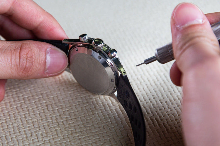 Changement de bracelet de montre 58 Facettes
