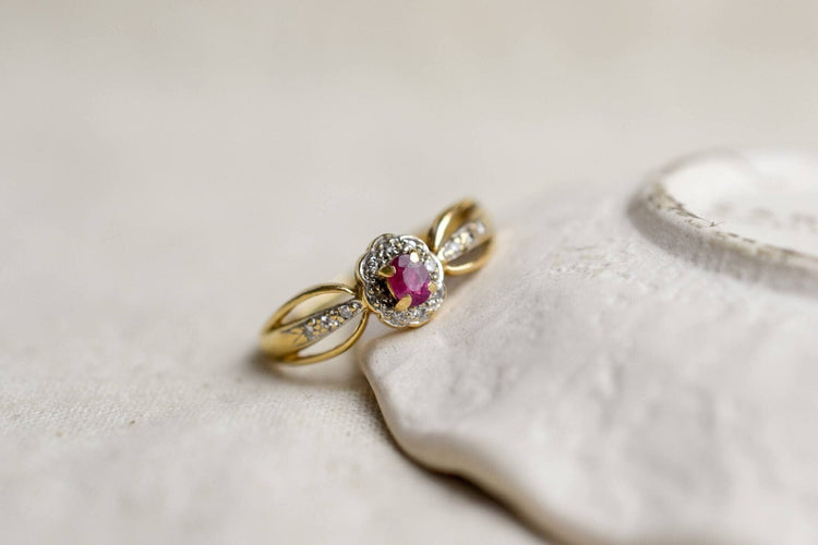 Bague 58 Bague ajourée entourage en or jaune et rubis, diamants 58 Facettes 3747
