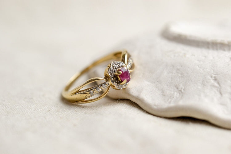 Bague 58 Bague ajourée entourage en or jaune et rubis, diamants 58 Facettes 3747