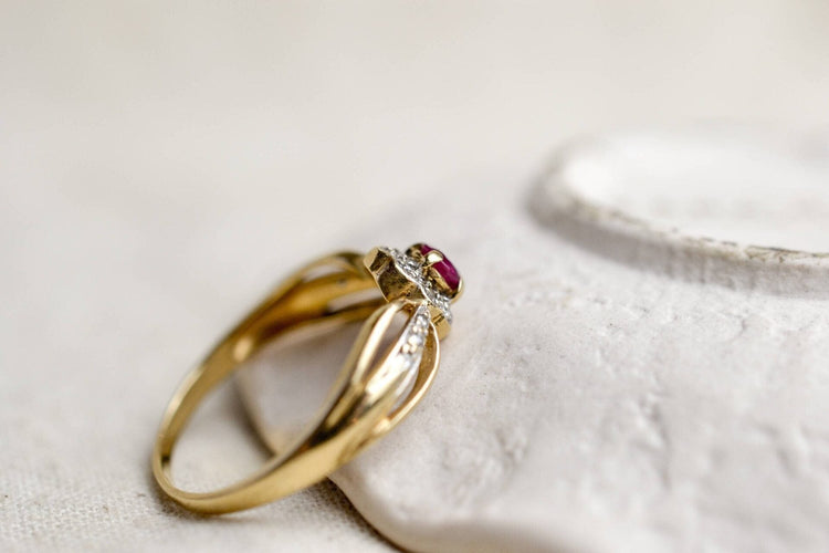 Bague 58 Bague ajourée entourage en or jaune et rubis, diamants 58 Facettes 3747