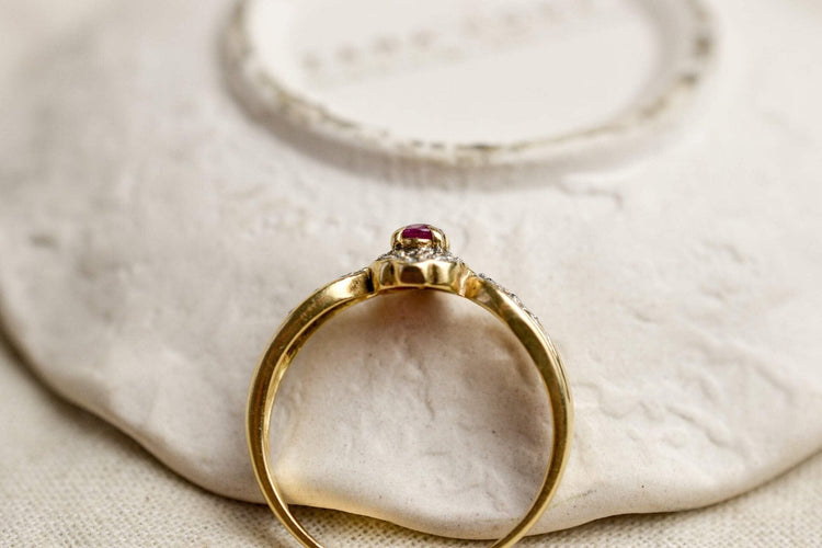 Bague 58 Bague ajourée entourage en or jaune et rubis, diamants 58 Facettes 3747